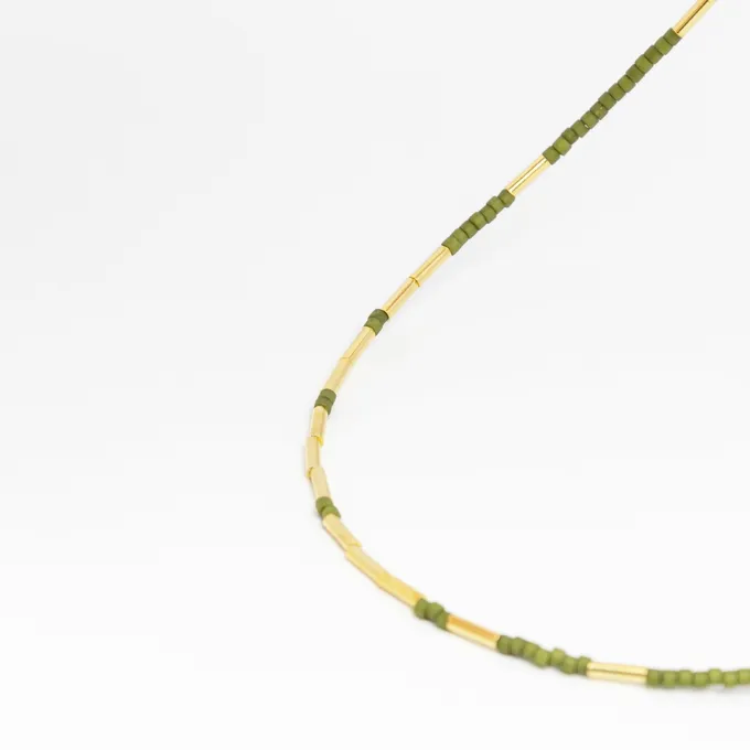 Choker z koralikami; oliwkowymi, srebrny pozłacany