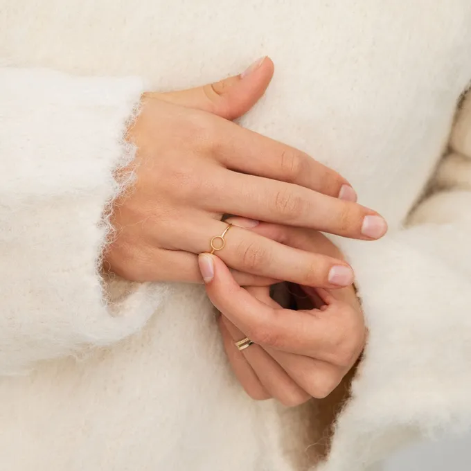 Pierścionek z kółkiem; złoty
