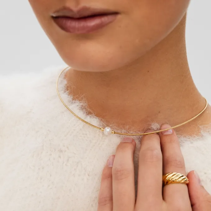 Choker sztywny z perłą; srebrny pozłacany