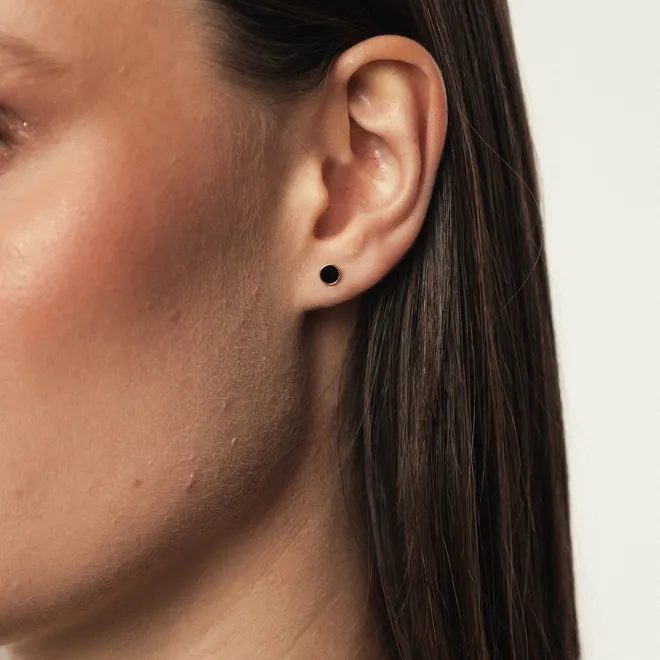 Kolczyk do piercingu typu labret; z czarną emalią, srebrny pozłacany