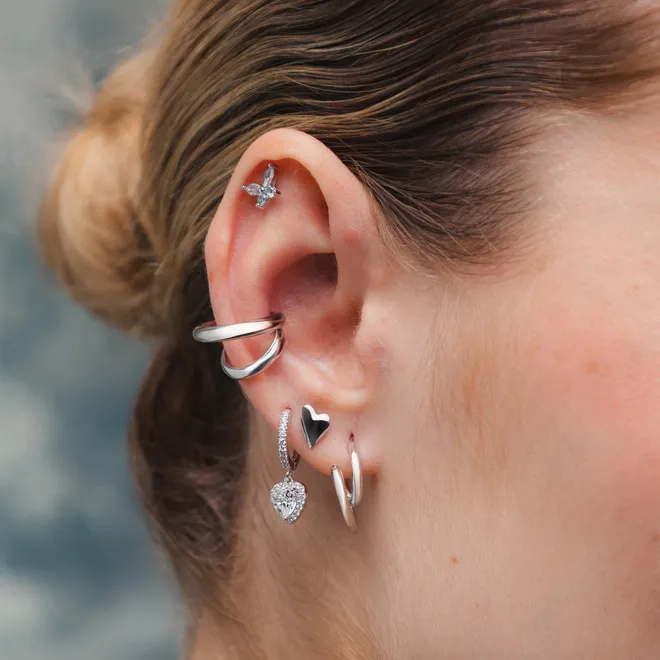 Kolczyk motyl z błękitnymi syntetycznymi spinelami 9,3 mm; srebrny