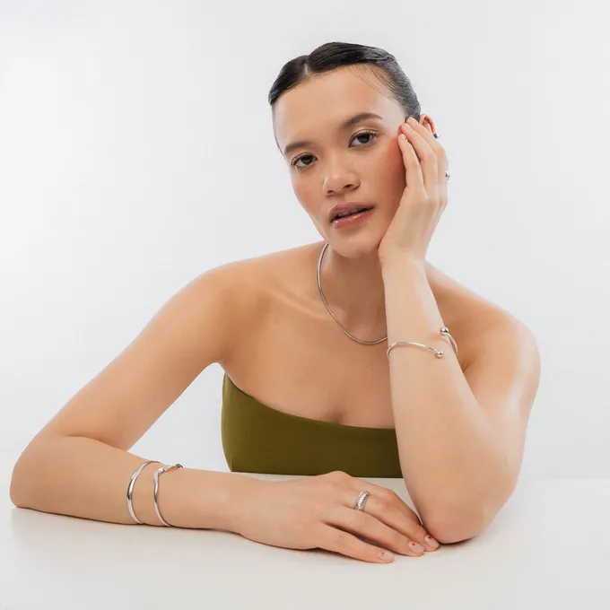 Bransoletka sztywna z kulkami; srebrna