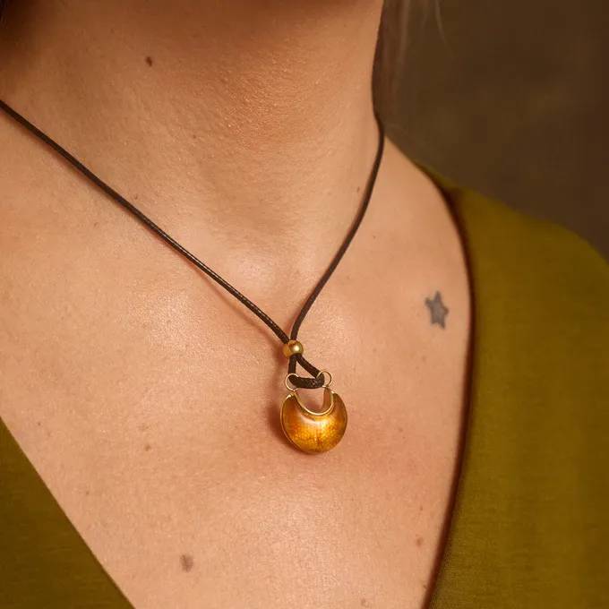 Naszyjnik z zawieszką z żywicy akrylowej regulowany; na sznurku, pozłacany